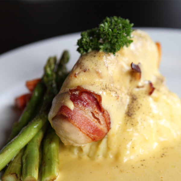 bacon-wrapped-chicken-with-creamy-cheese-sauce-recipe