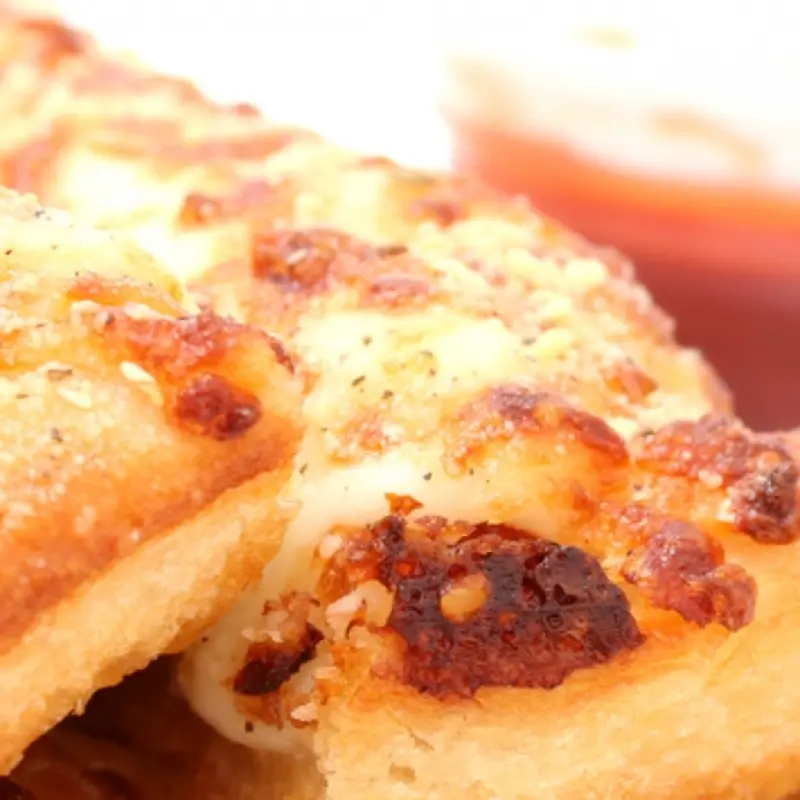 Cheesy Bread Sticks With Marinara Sauce