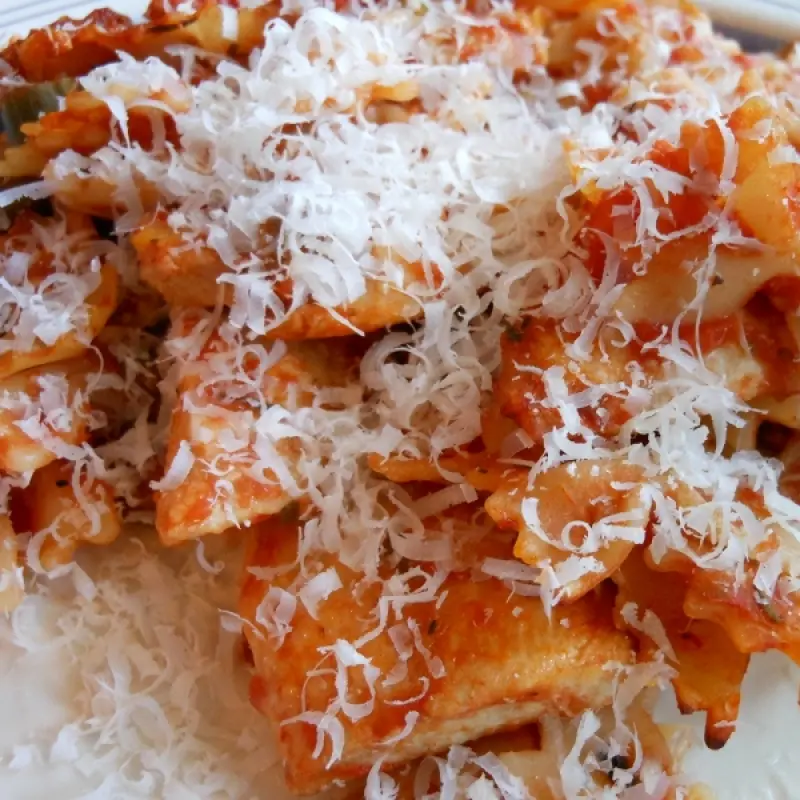 Bow-tie Pasta with Chicken and Tomato Sauce