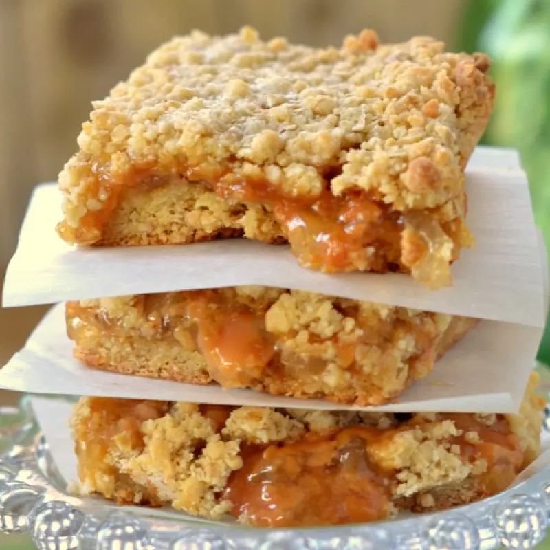 Caramel Apple Crumble Bars
