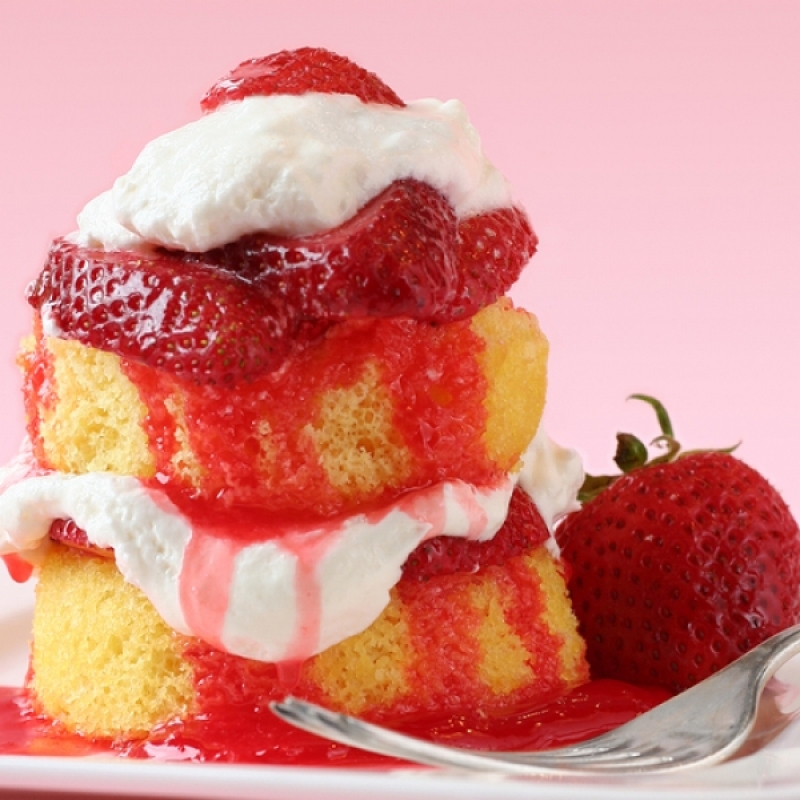 Mini Sponge Cakes With Strawberries And Cream. Recipe